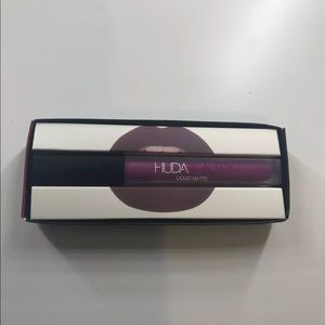Huda Beauty Liquid Lip in shade material girl